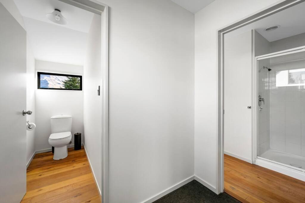 Wanaka close to town Modern with a Fireplace and Heat pumps Sleeps 6