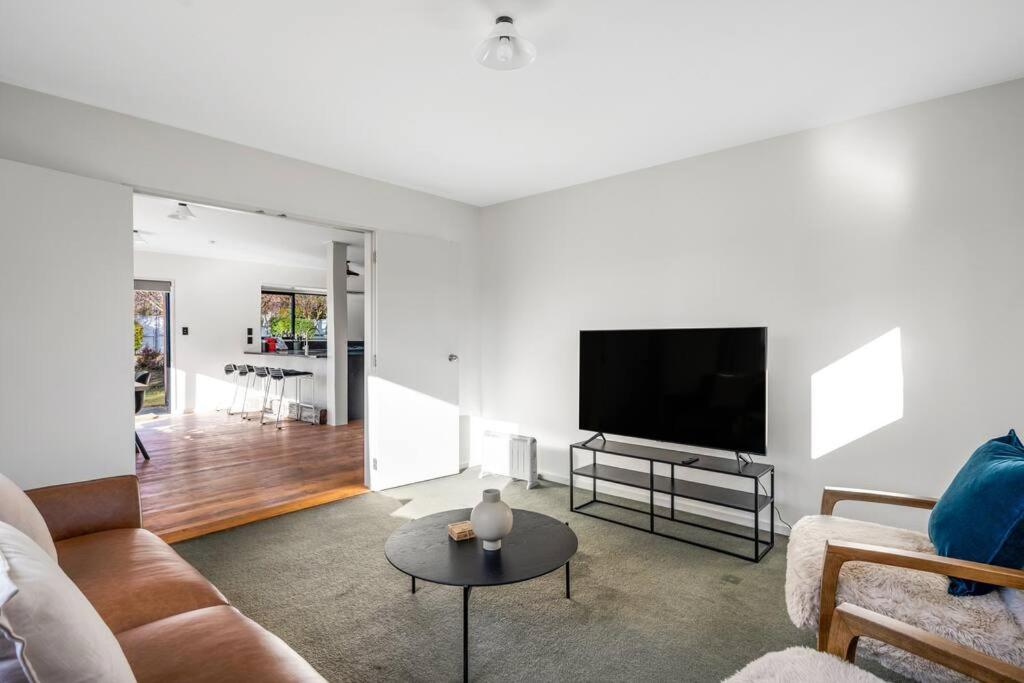Wanaka close to town Modern with a Fireplace and Heat pumps Sleeps 6