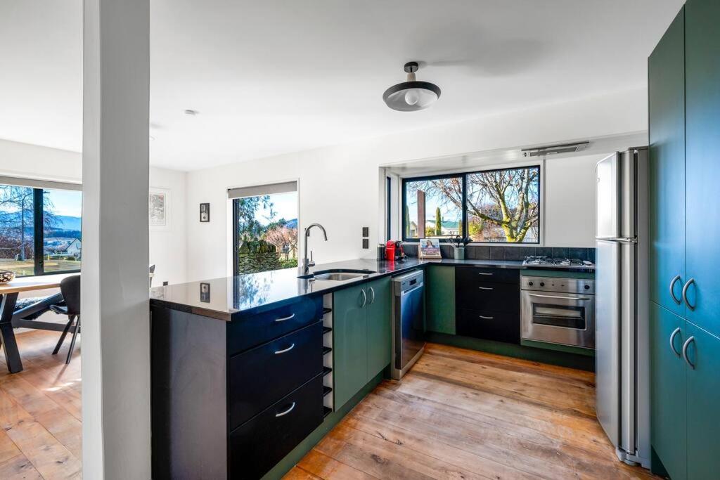 Wanaka close to town Modern with a Fireplace and Heat pumps Sleeps 6