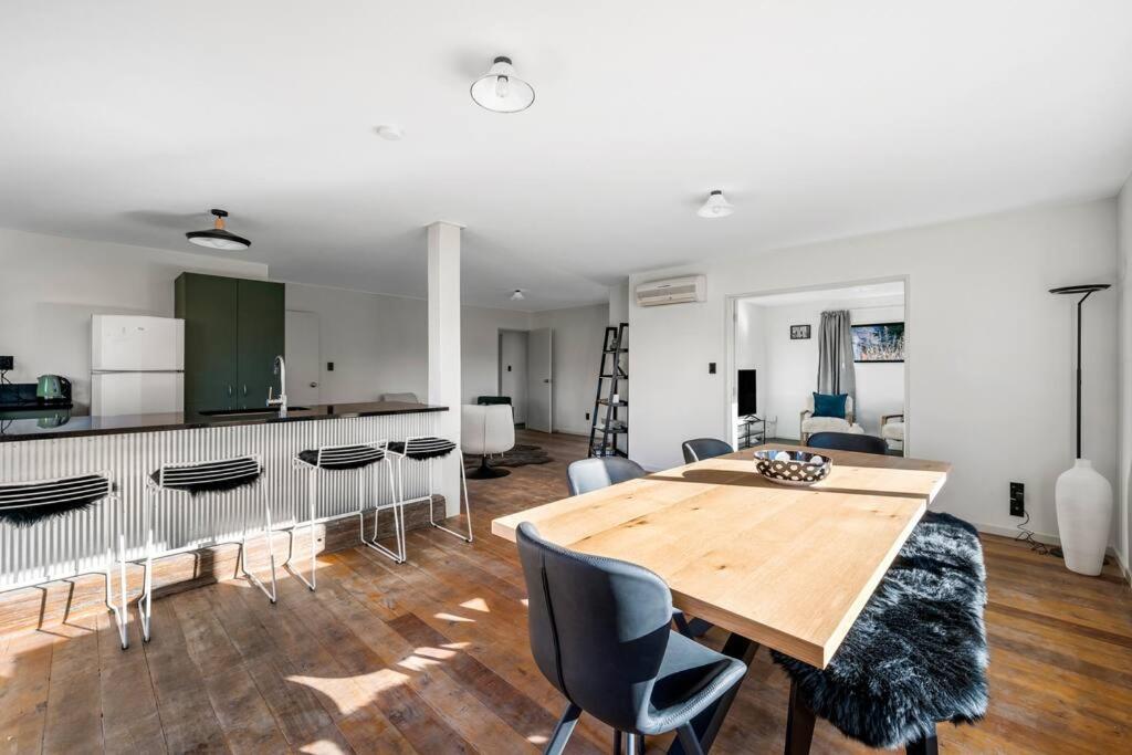 Wanaka close to town Modern with a Fireplace and Heat pumps Sleeps 6