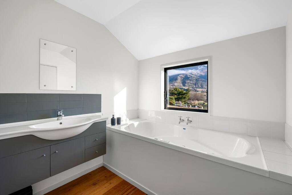 Wanaka close to town Modern with a Fireplace and Heat pumps Sleeps 6