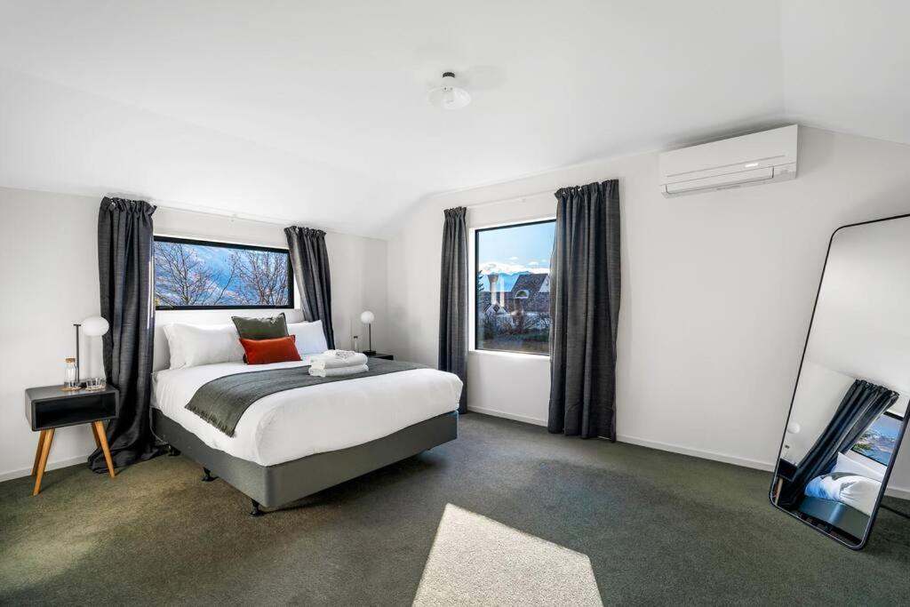 Wanaka close to town Modern with a Fireplace and Heat pumps Sleeps 6