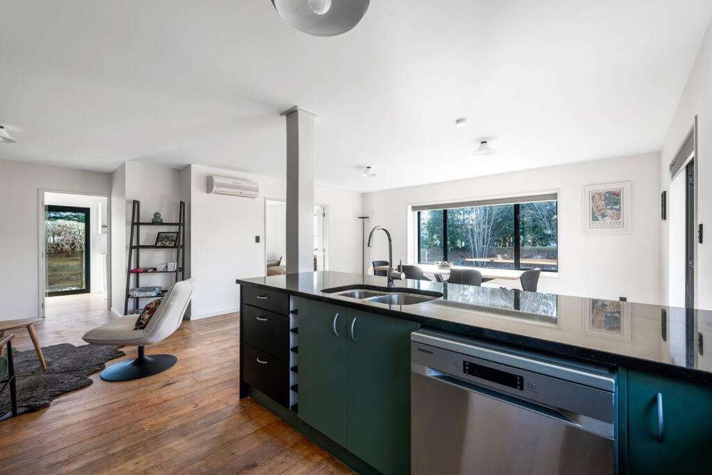 Wanaka close to town Modern with a Fireplace and Heat pumps Sleeps 6