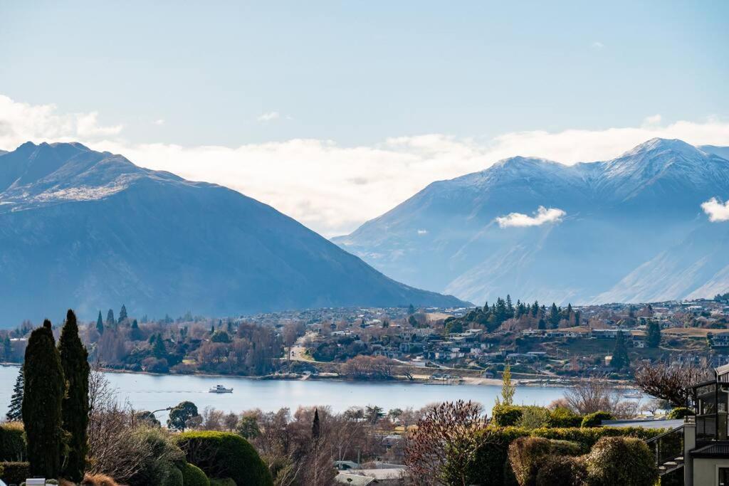 Wanaka close to town Modern with a Fireplace and Heat pumps Sleeps 6