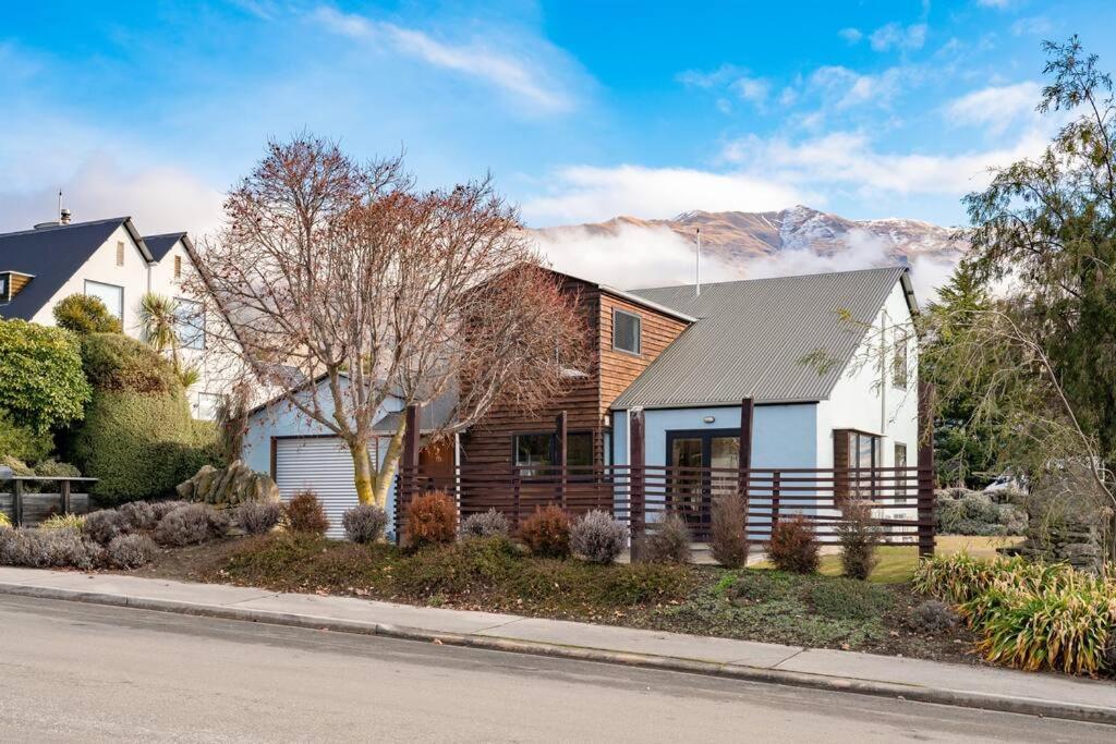 Wanaka close to town Modern with a Fireplace and Heat pumps Sleeps 6