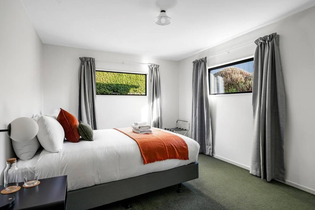Wanaka close to town Modern with a Fireplace and Heat pumps Sleeps 6