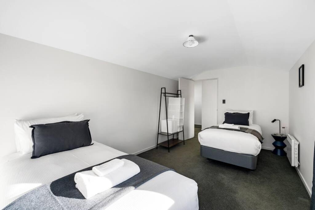 Wanaka close to town Modern with a Fireplace and Heat pumps Sleeps 6