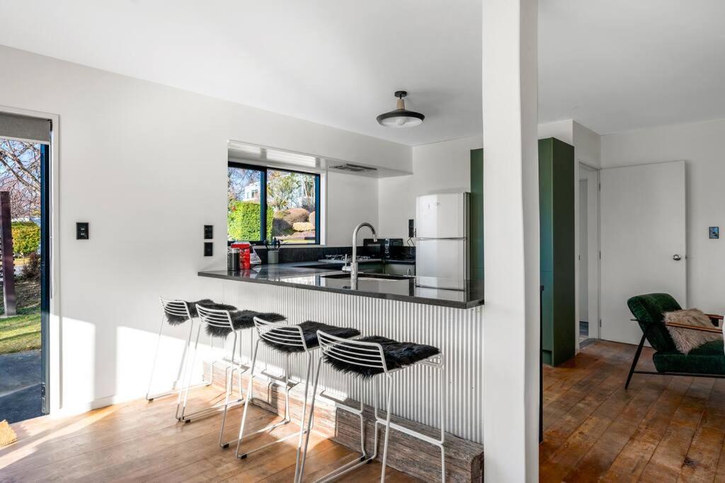 Wanaka close to town Modern with a Fireplace and Heat pumps Sleeps 6