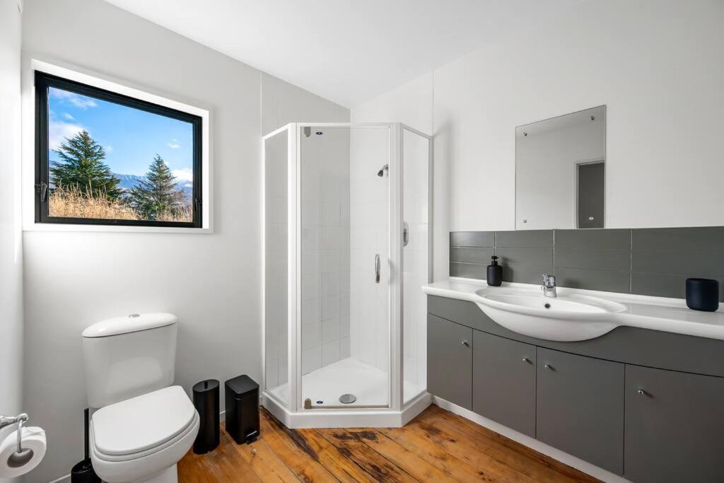 Wanaka close to town Modern with a Fireplace and Heat pumps Sleeps 6