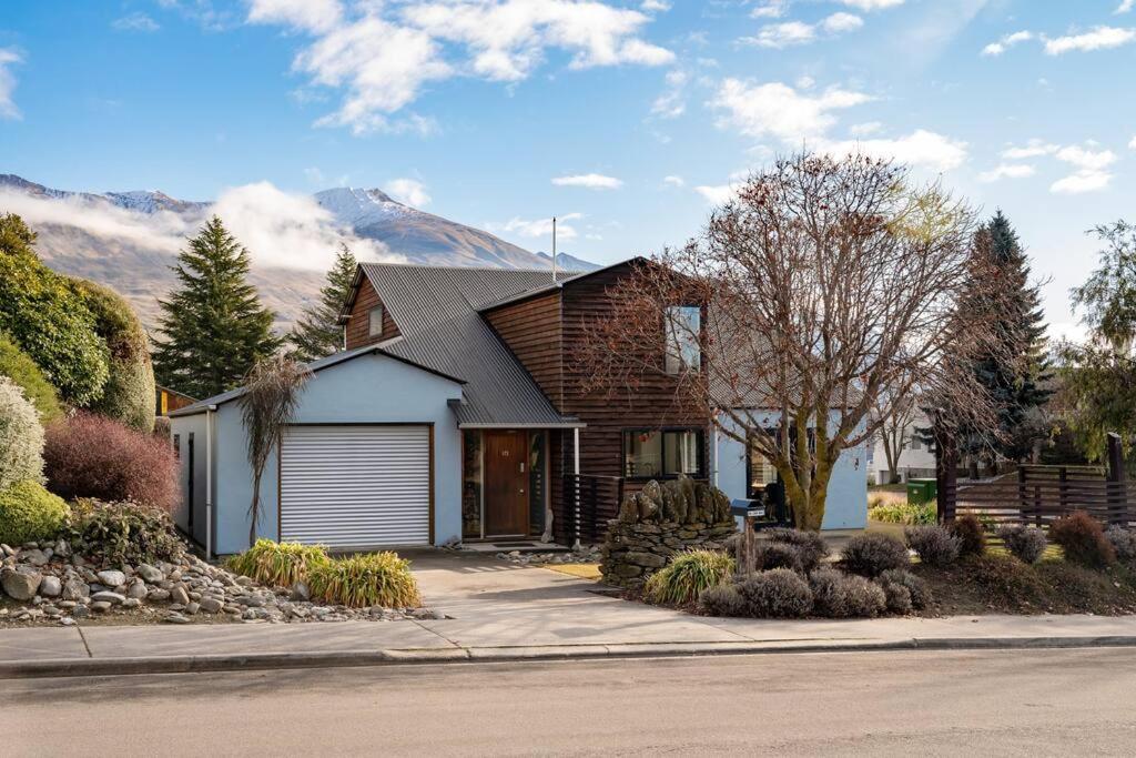 Wanaka close to town Modern with a Fireplace and Heat pumps Sleeps 6