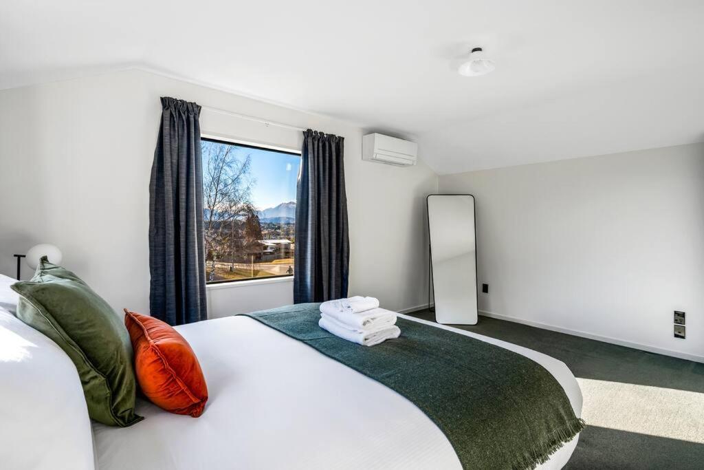 Wanaka close to town Modern with a Fireplace and Heat pumps Sleeps 6