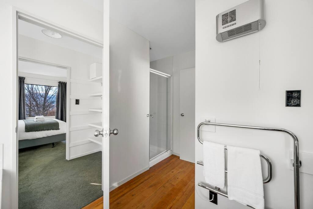 Wanaka close to town Modern with a Fireplace and Heat pumps Sleeps 6