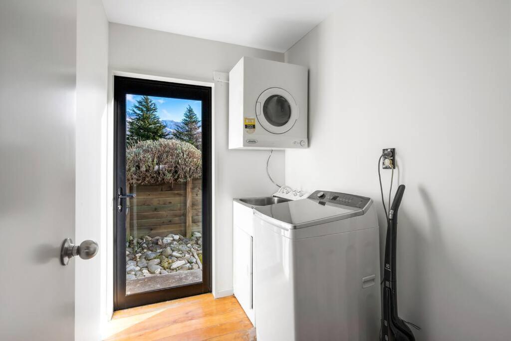 Wanaka close to town Modern with a Fireplace and Heat pumps Sleeps 6