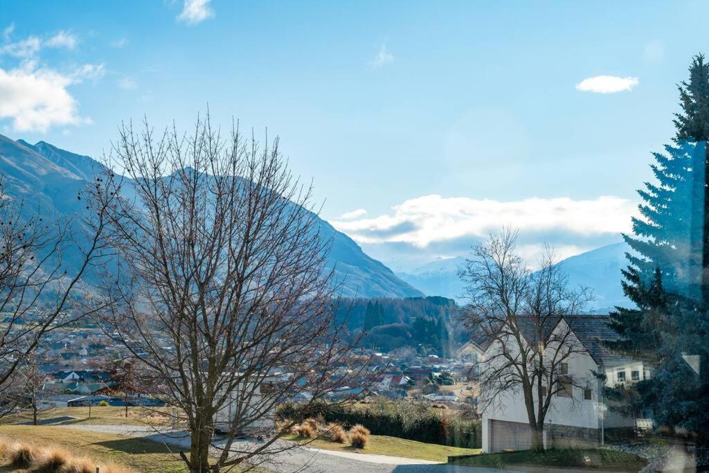 Wanaka close to town Modern with a Fireplace and Heat pumps Sleeps 6