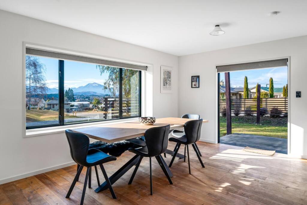Wanaka close to town Modern with a Fireplace and Heat pumps Sleeps 6