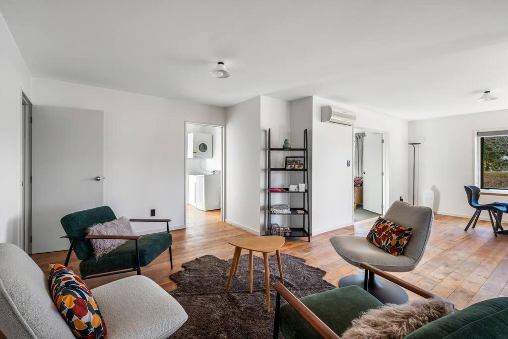 Wanaka close to town Modern with a Fireplace and Heat pumps Sleeps 6