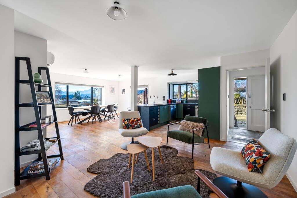 Wanaka close to town Modern with a Fireplace and Heat pumps Sleeps 6