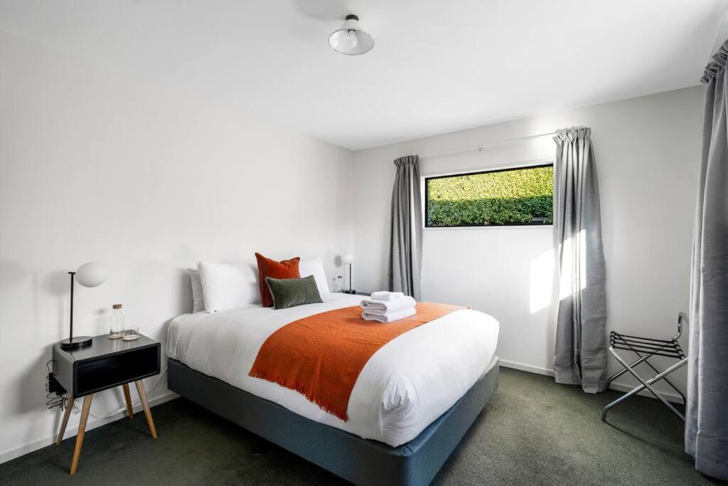 Wanaka close to town Modern with a Fireplace and Heat pumps Sleeps 6