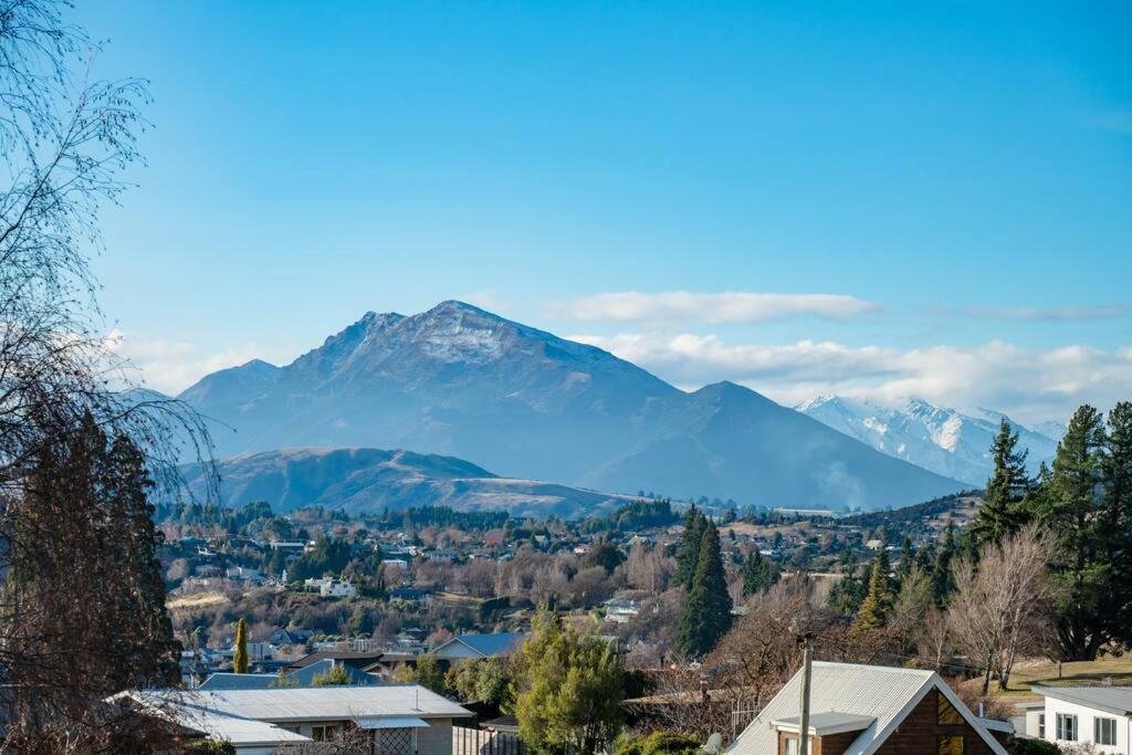 Wanaka close to town Modern with a Fireplace and Heat pumps Sleeps 6