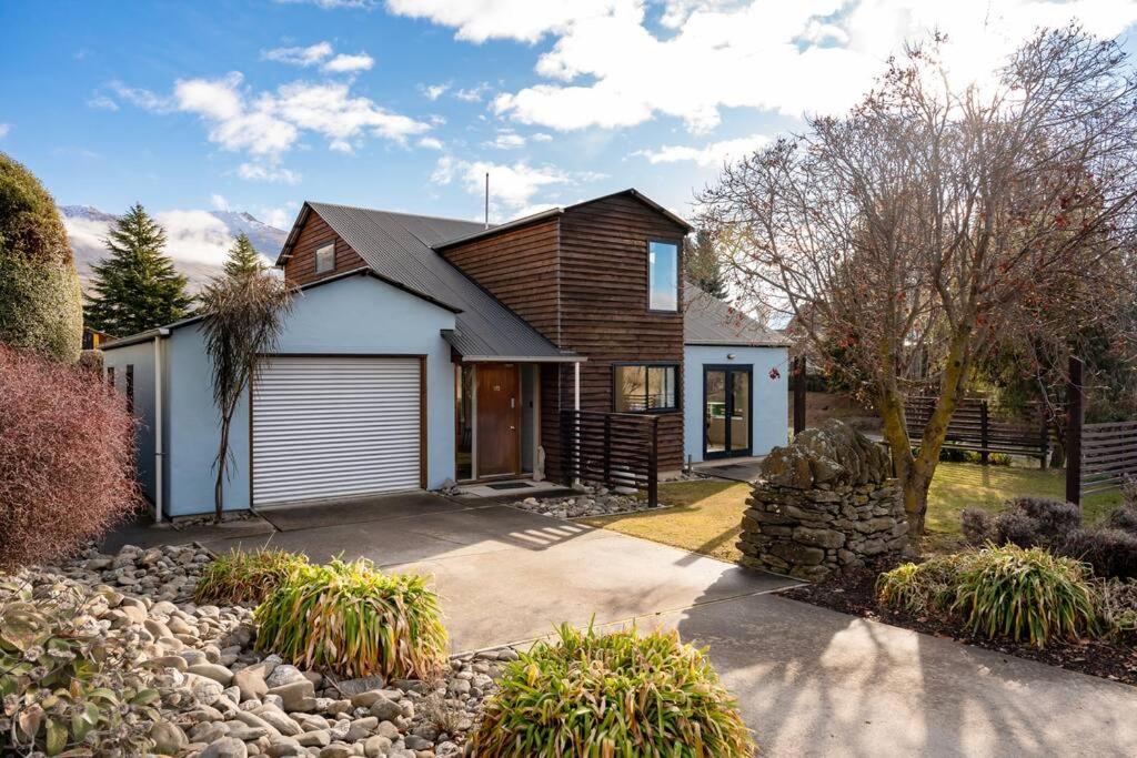 Wanaka close to town Modern with a Fireplace and Heat pumps Sleeps 6