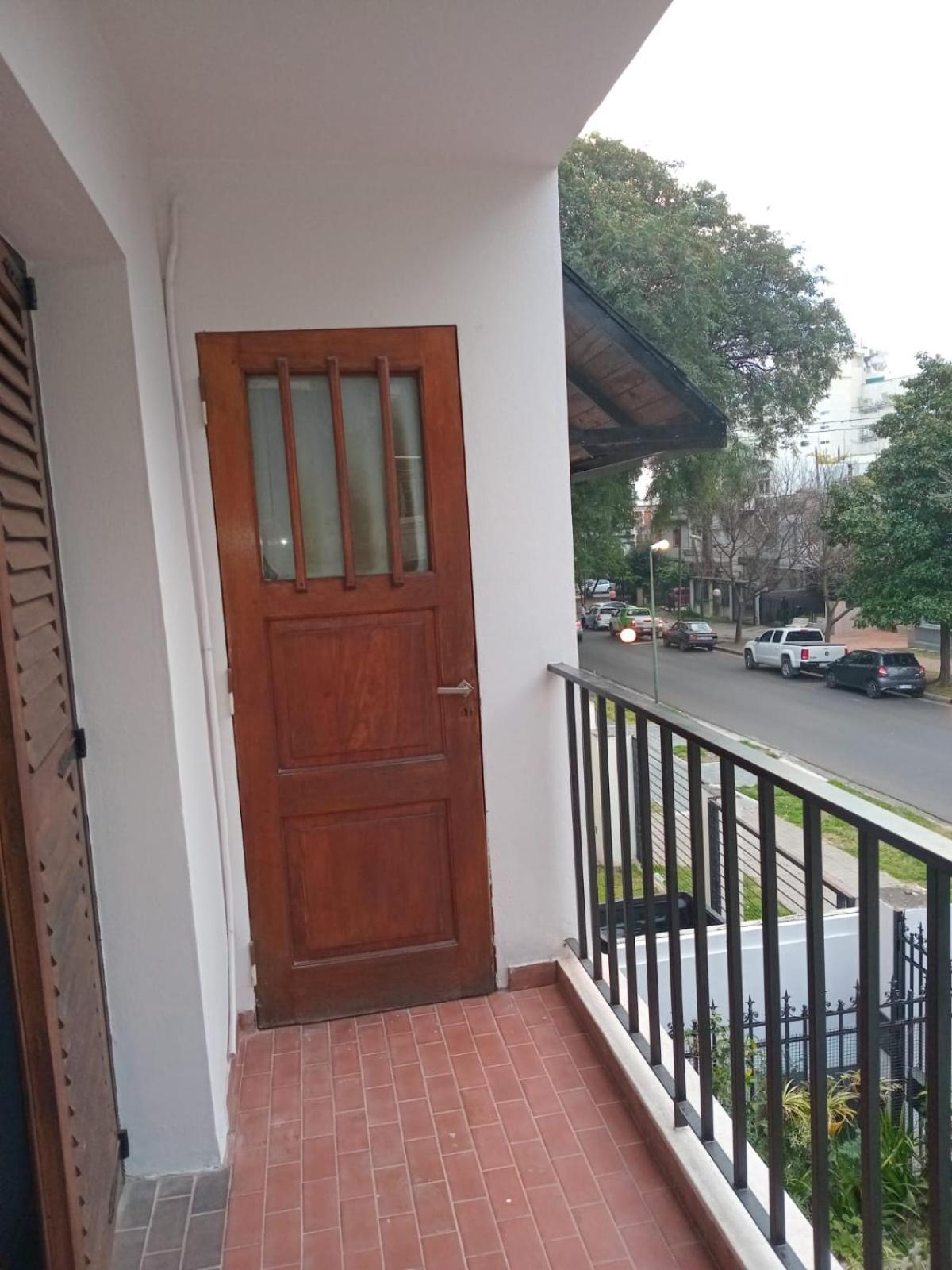 Amplia casa en planta alta en Av Mitre Parque Urquiza