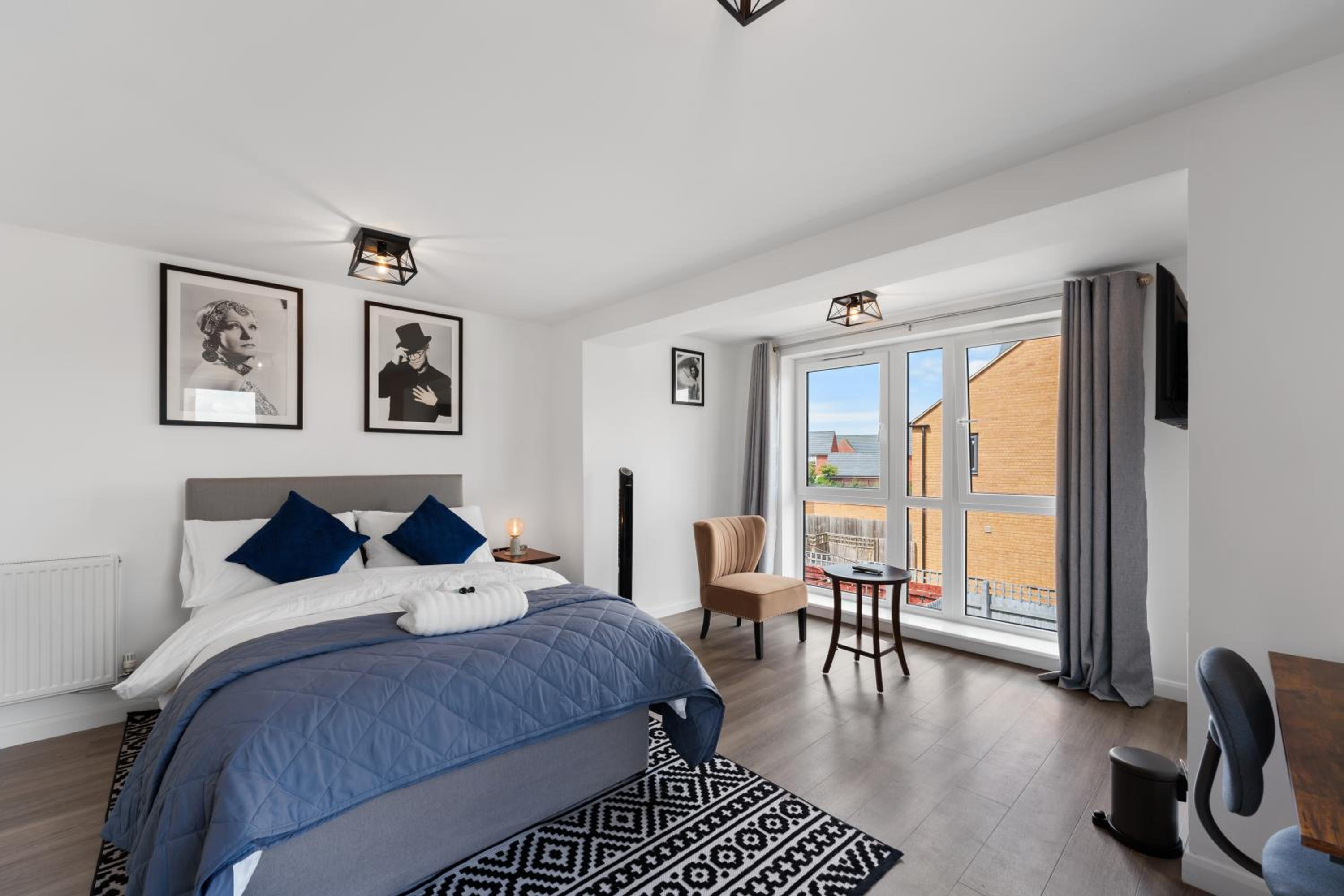 Elegant 4-Double Bedroom Townhouse, great for Holidays, Professionals and Contractors -The perfect stay away from home view 2