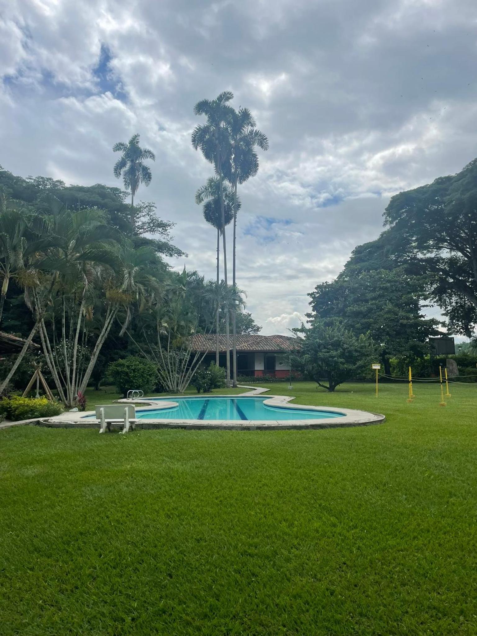 Habitacion Casa Campestre con piscina en Buga