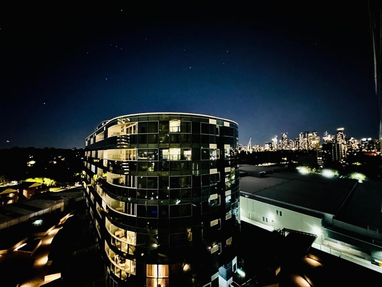 Close to Mel Uni 2BR2BA parking Balconywifi