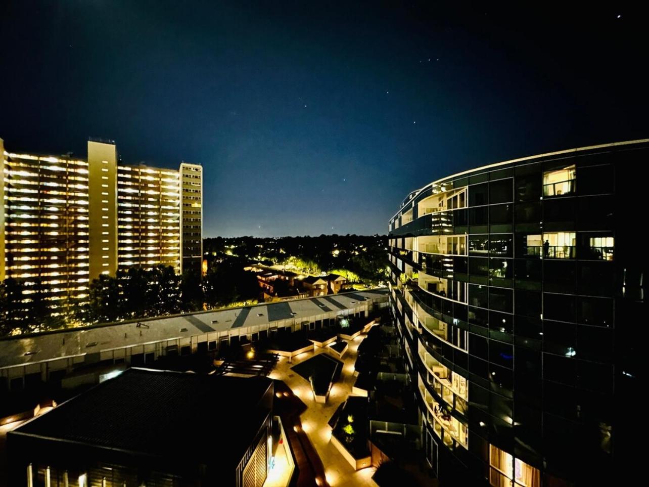 Close to Mel Uni 2BR2BA parking Balconywifi