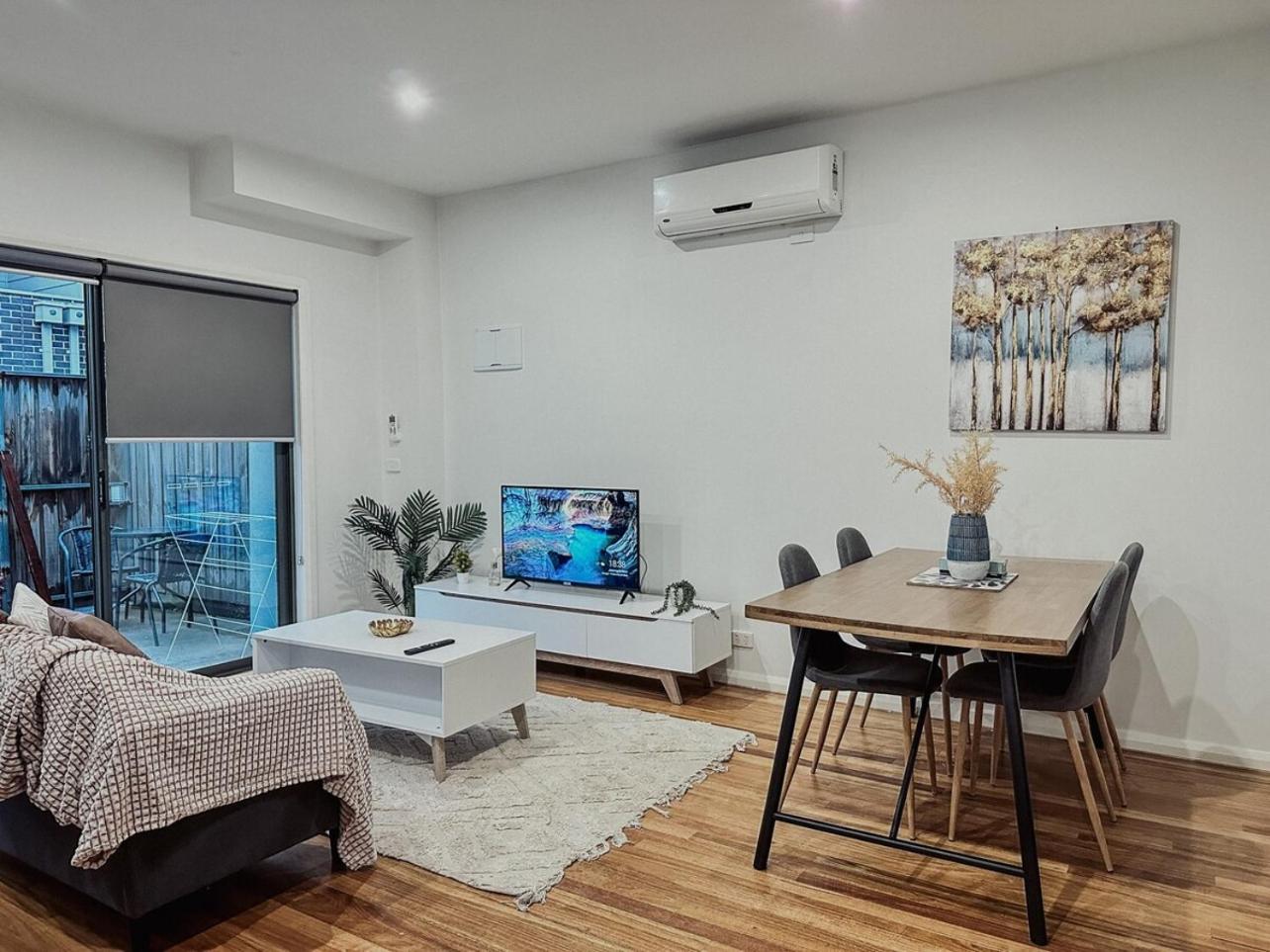 Glenroy 2BR1BA in Townhouse ParkingWi-FiBath