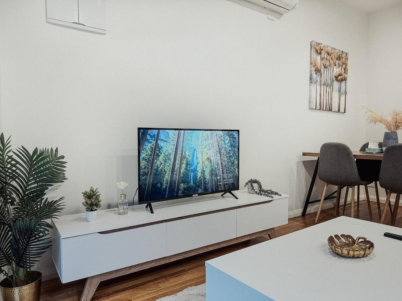 Glenroy 2BR1BA in Townhouse ParkingWi-FiBath