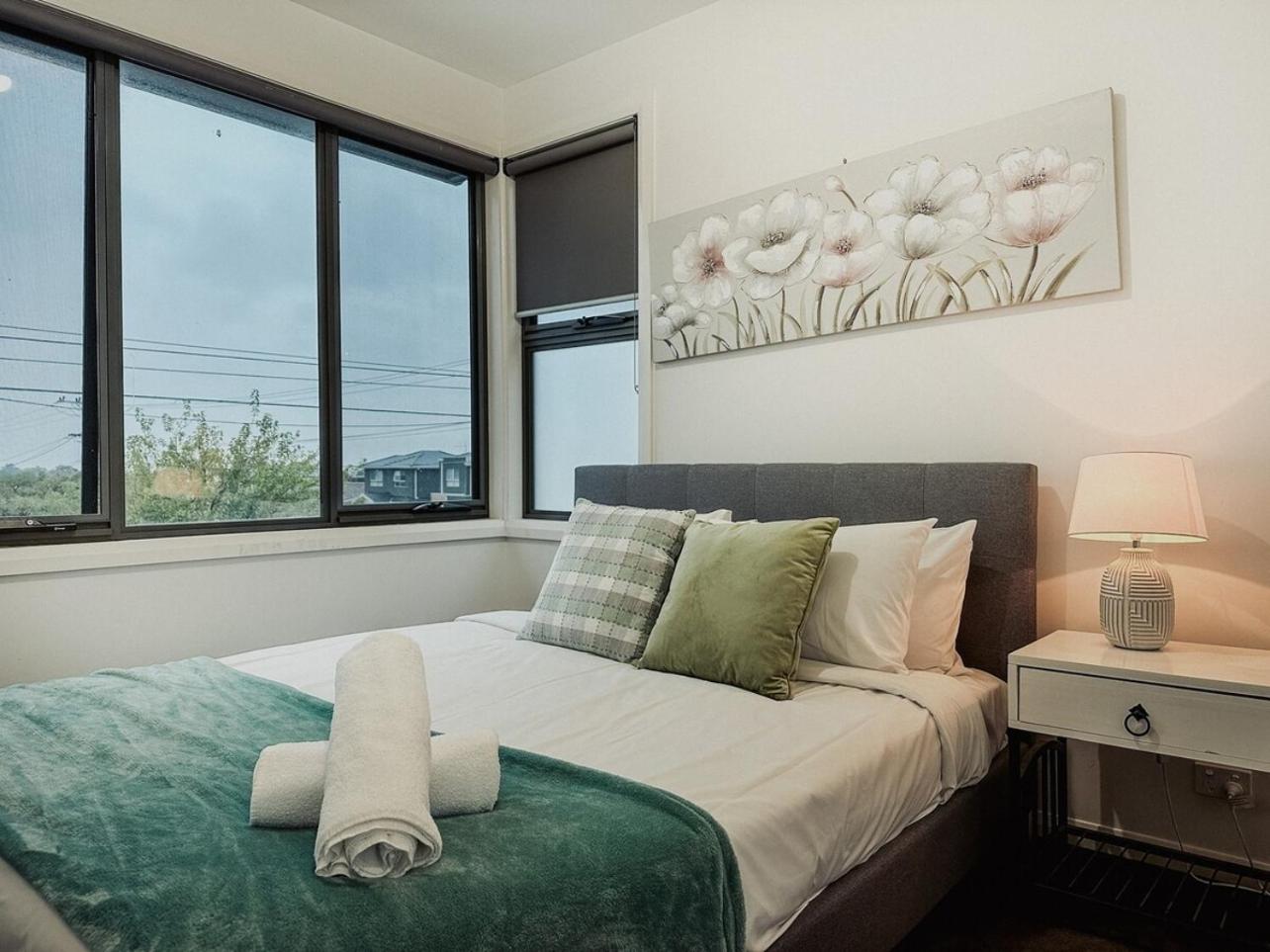 Glenroy 2BR1BA in Townhouse ParkingWi-FiBath