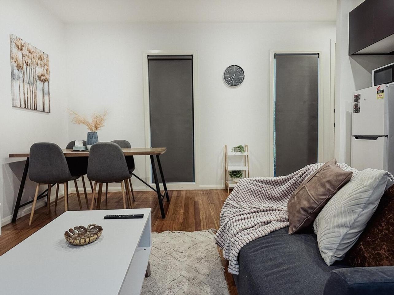 Glenroy 2BR1BA in Townhouse ParkingWi-FiBath