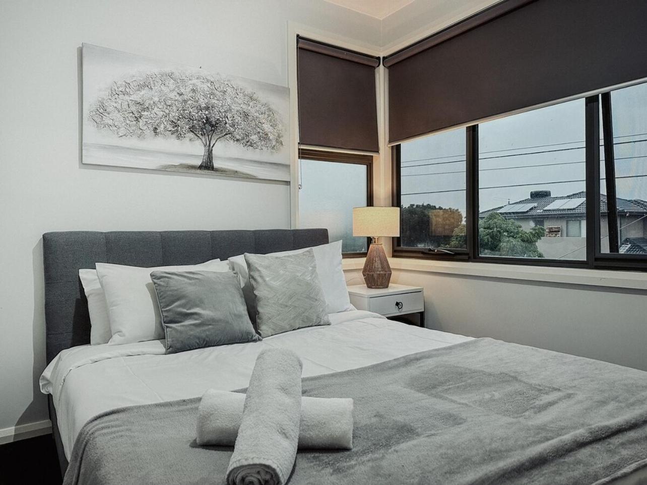 Glenroy 2BR1BA in Townhouse ParkingWi-FiBath