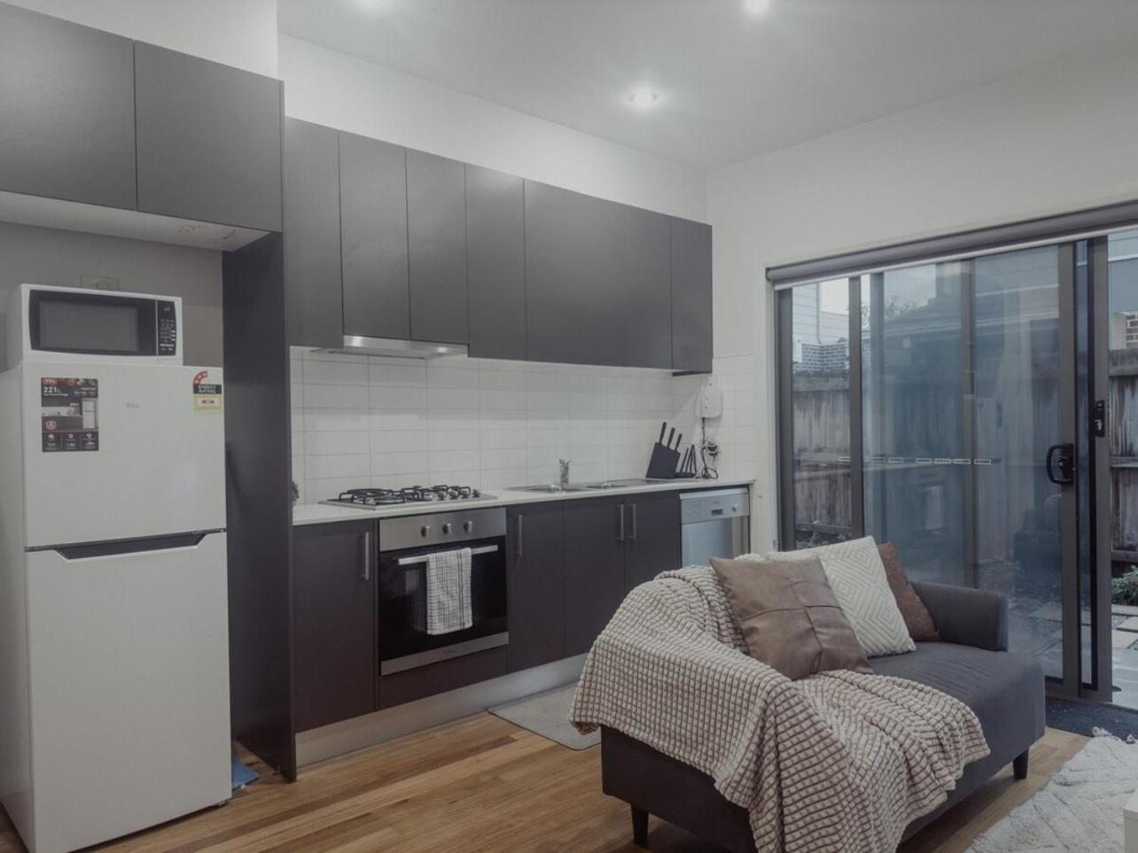 Glenroy 2BR1BA in Townhouse ParkingWi-FiBath