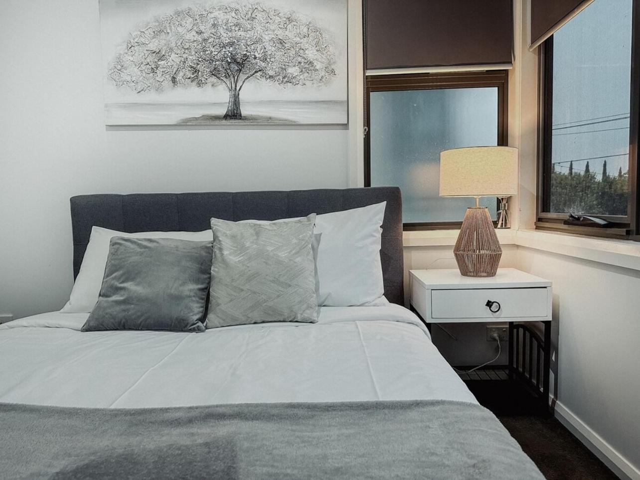 Glenroy 2BR1BA in Townhouse ParkingWi-FiBath