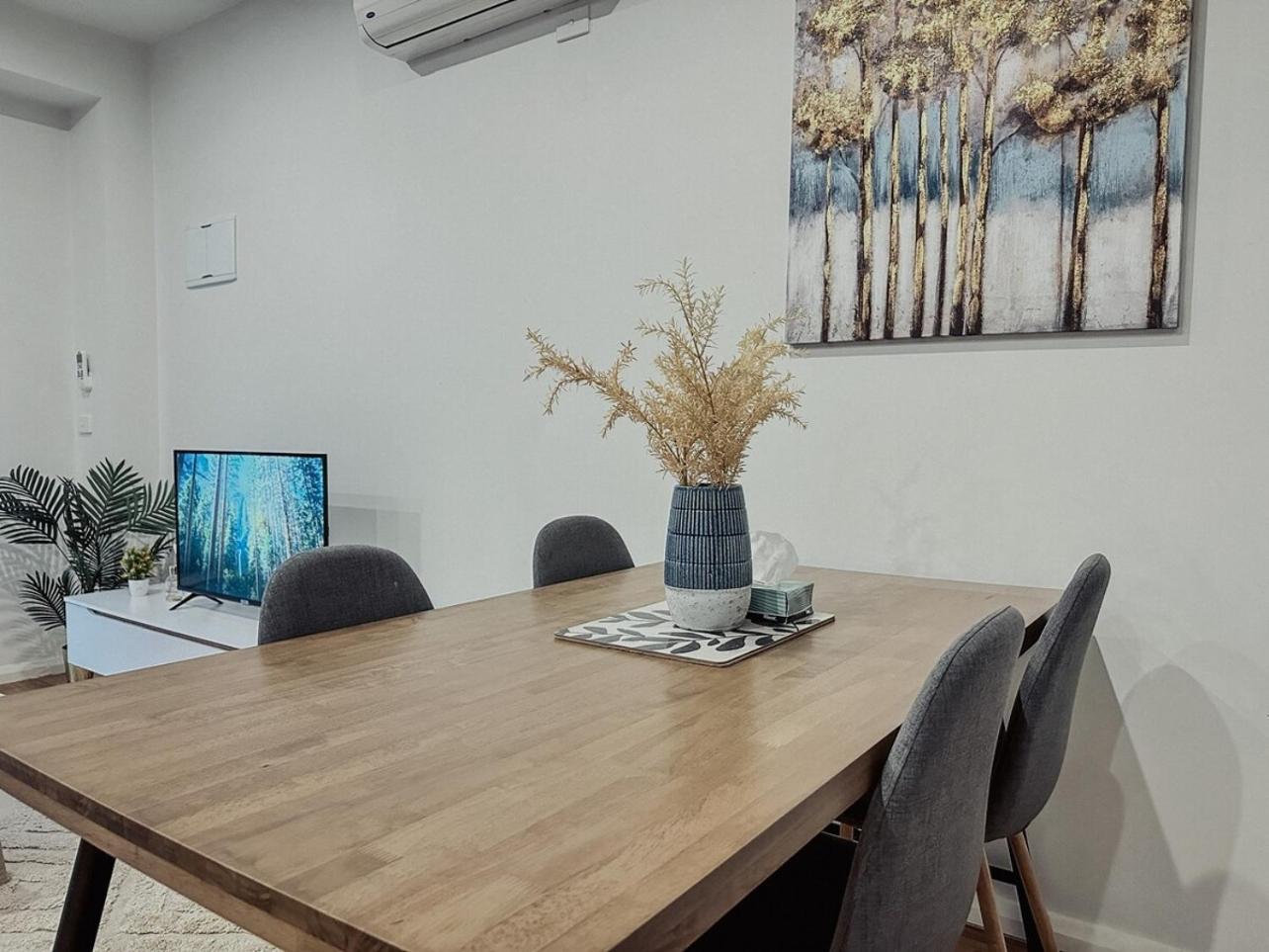 Glenroy 2BR1BA in Townhouse ParkingWi-FiBath