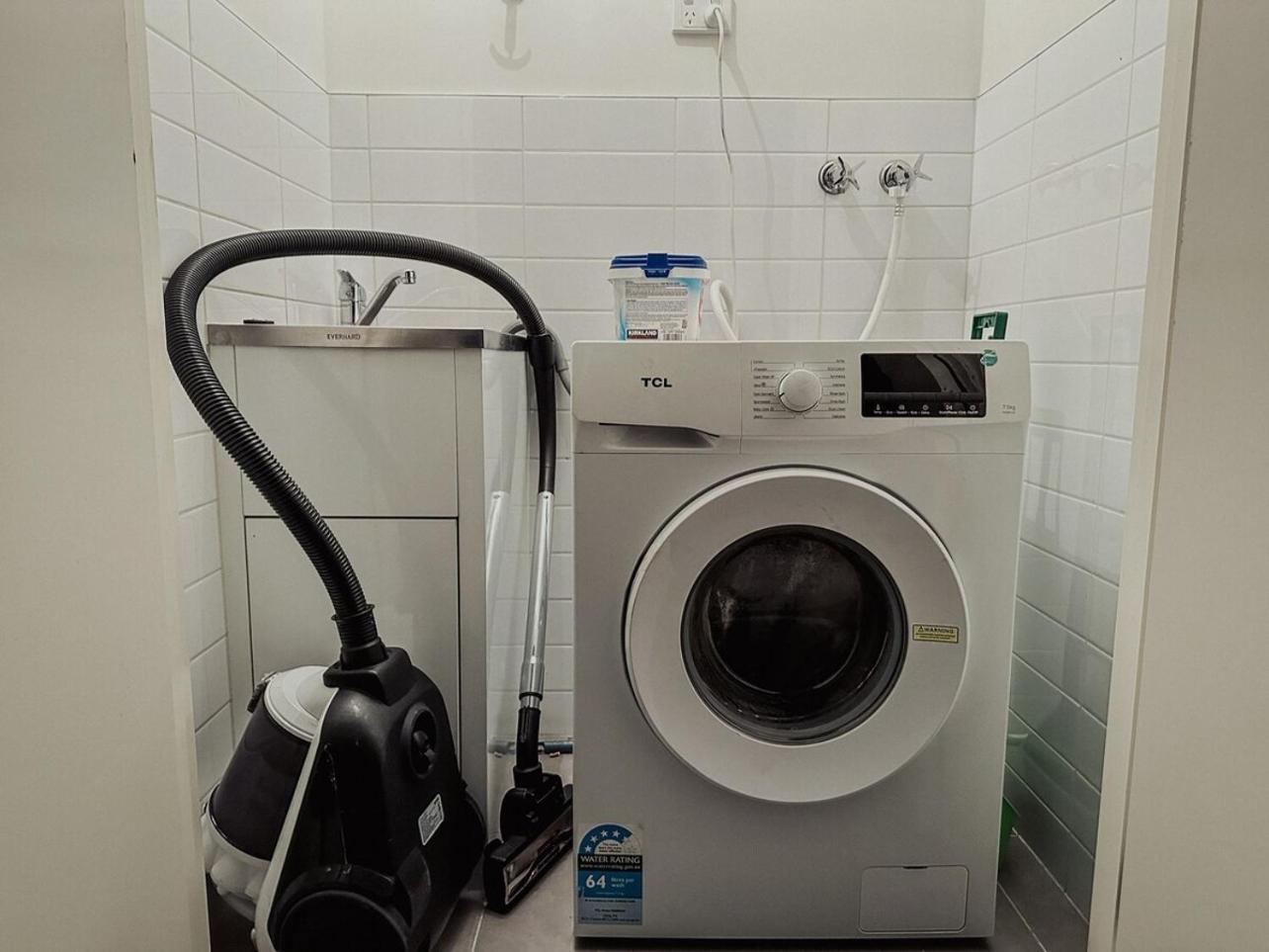 Glenroy 2BR1BA in Townhouse ParkingWi-FiBath