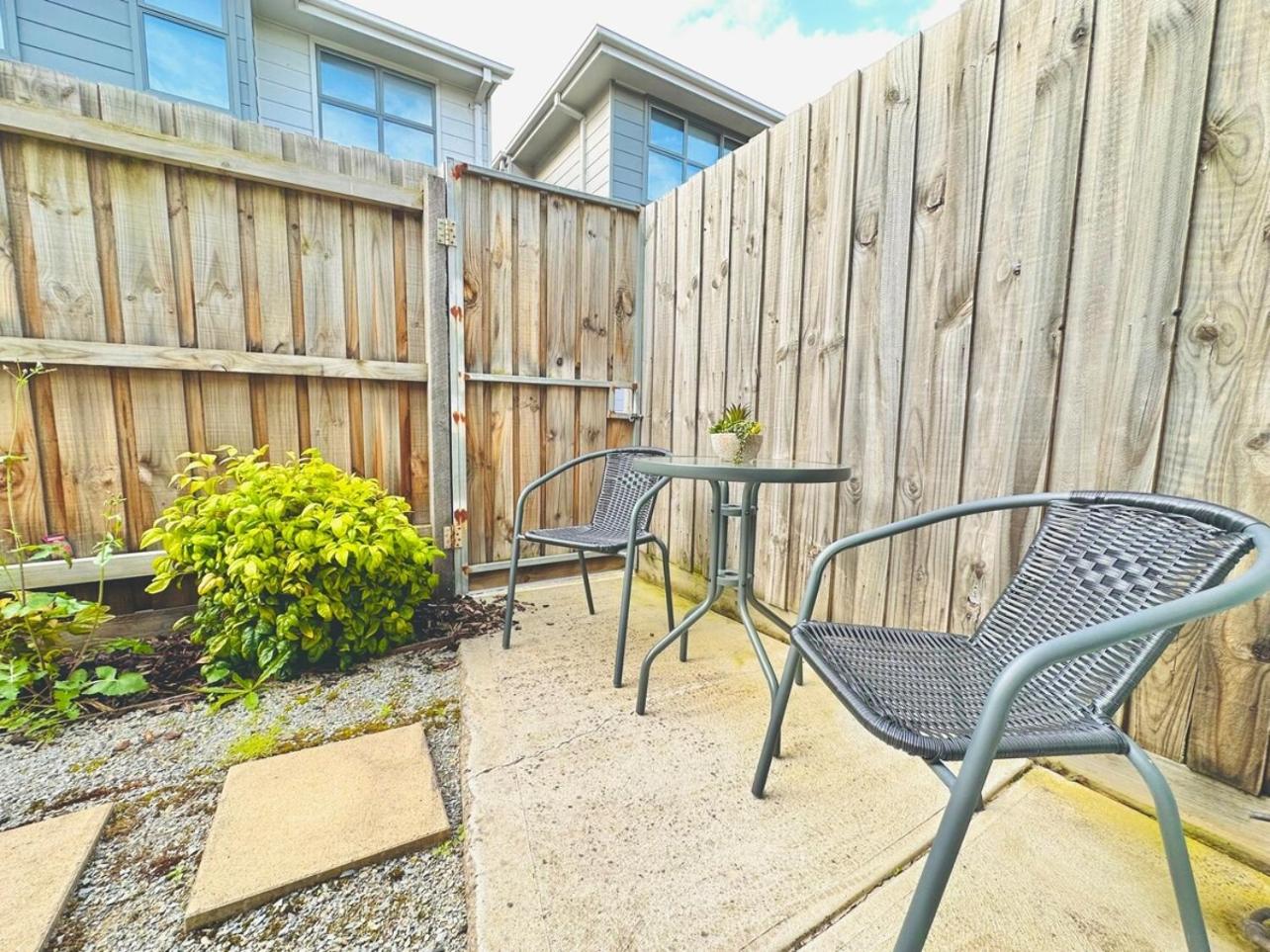 Glenroy 2BR1BA in Townhouse ParkingWi-FiBath