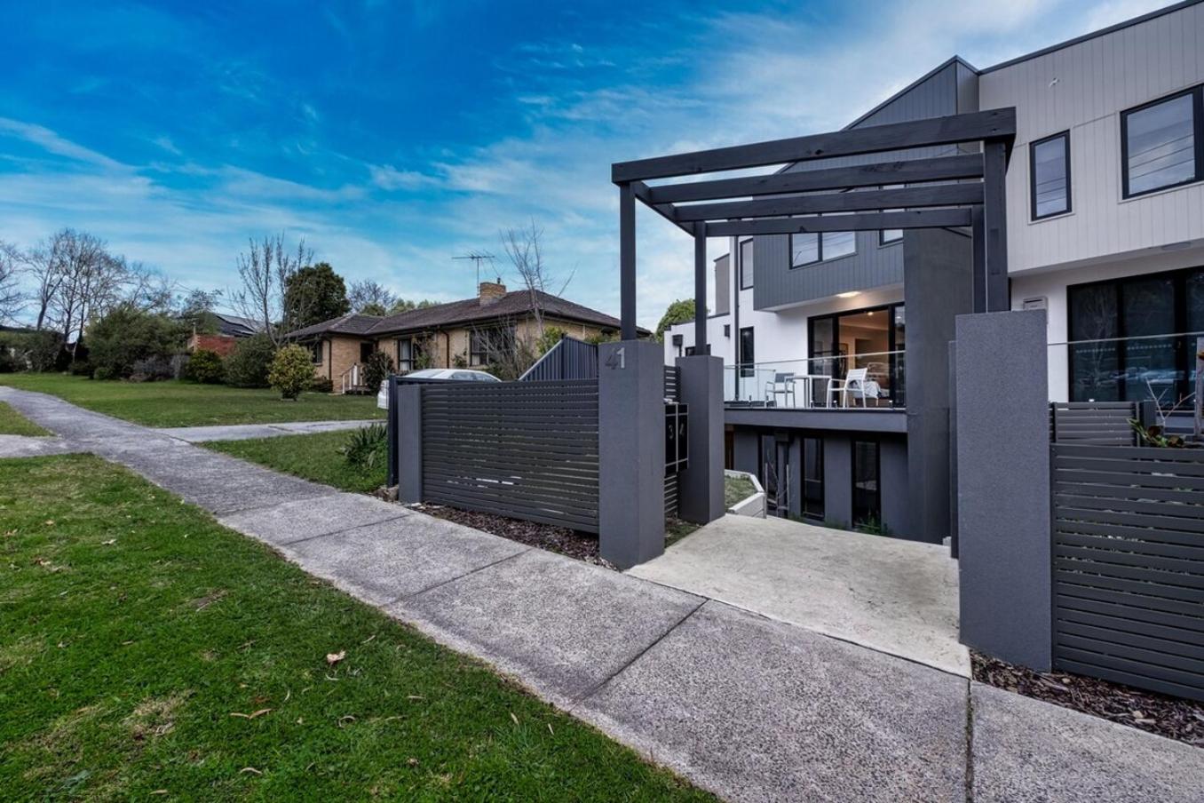 Brand New Modern 3br2ba Townhouse Glen Waverley