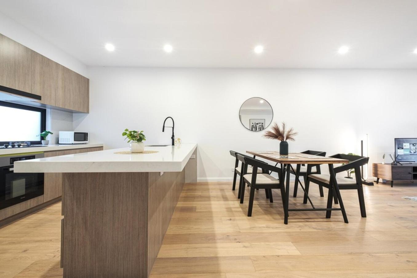 Brand New Modern 3br2ba Townhouse Glen Waverley