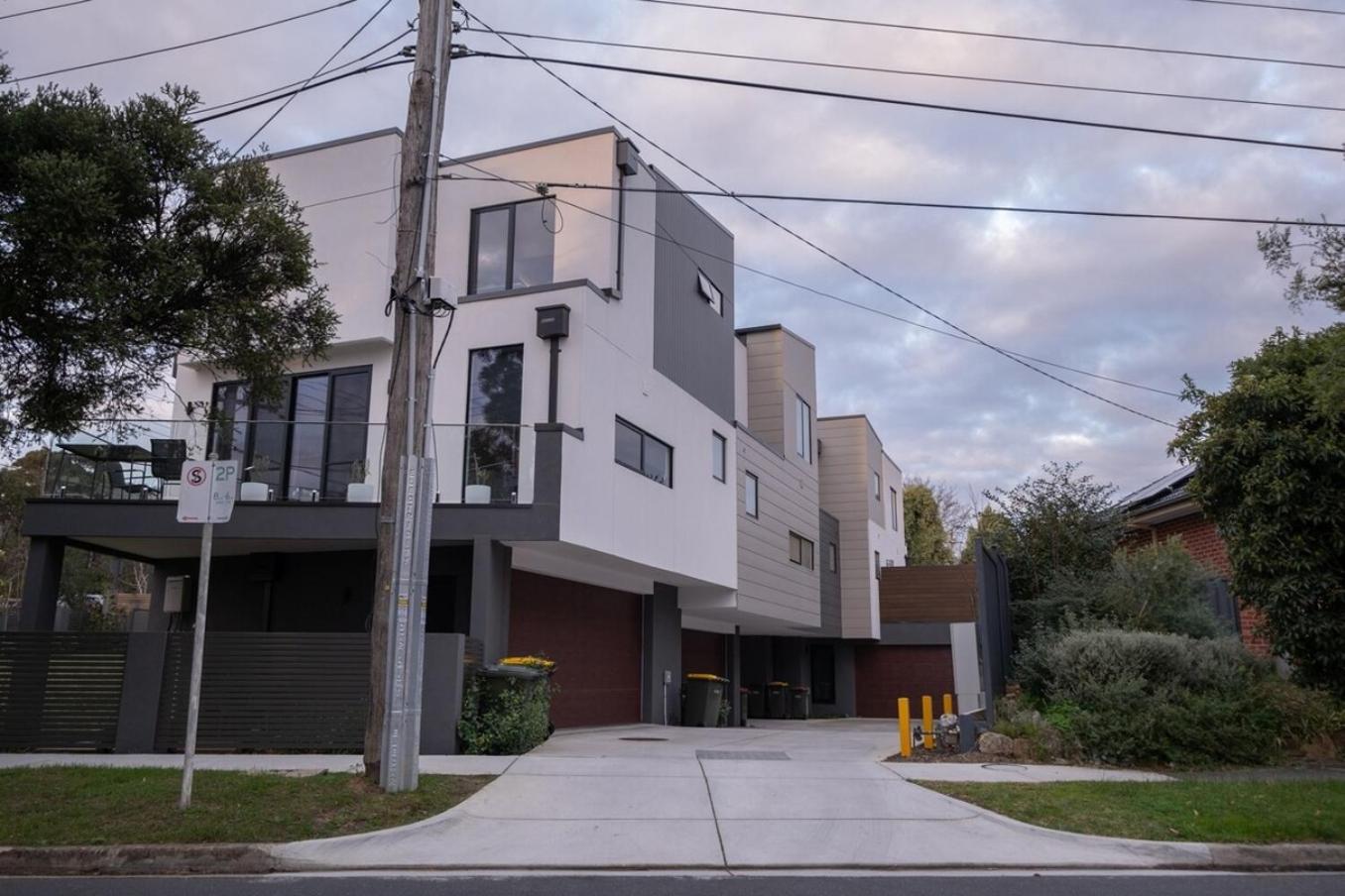 Brand New Modern 3br2ba Townhouse Glen Waverley