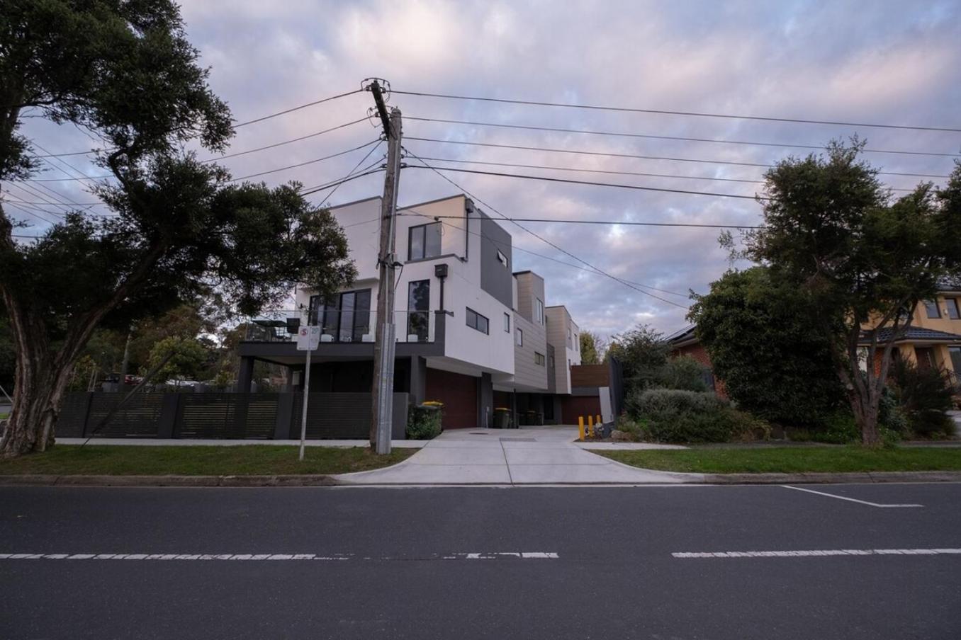 Brand New Modern 3br2ba Townhouse Glen Waverley