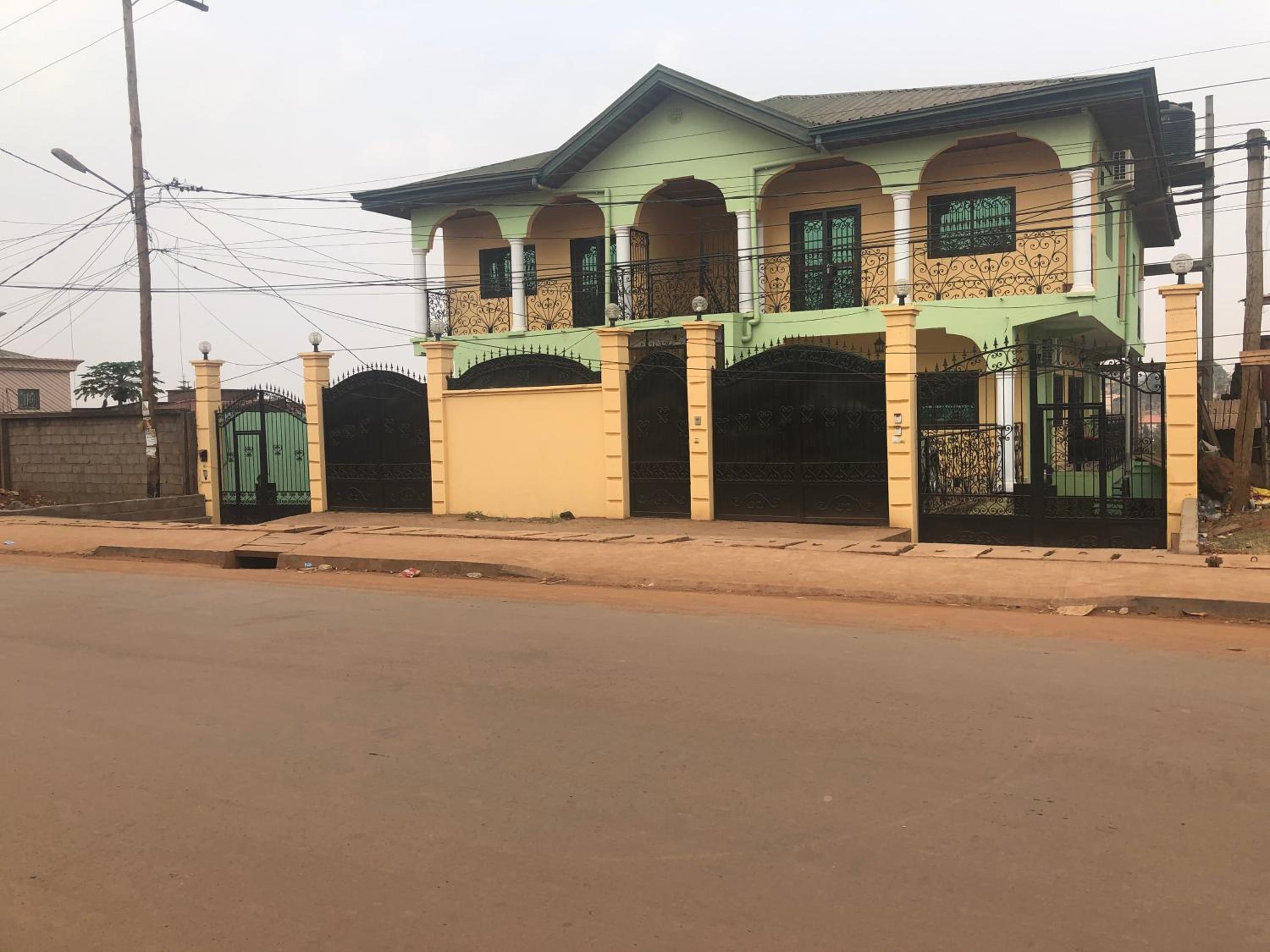 Appartement moderne de 120m2 , doté de caméras de surveying et situé à MAETUR NKOMO, un quartier résidentiel
