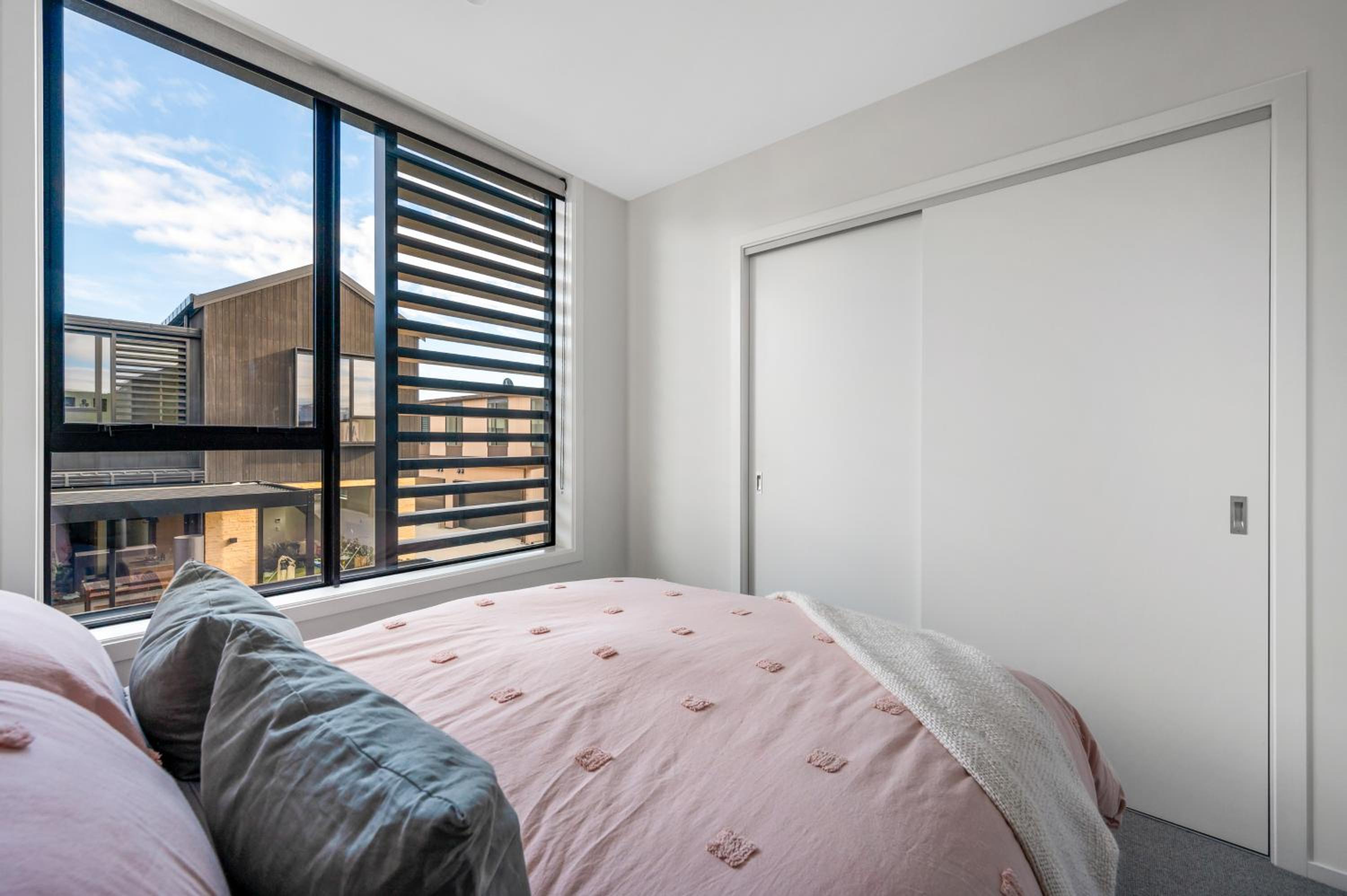 Wanaka Modern Townhouse with Outdoor Fireplace Sleeps 8 view 2