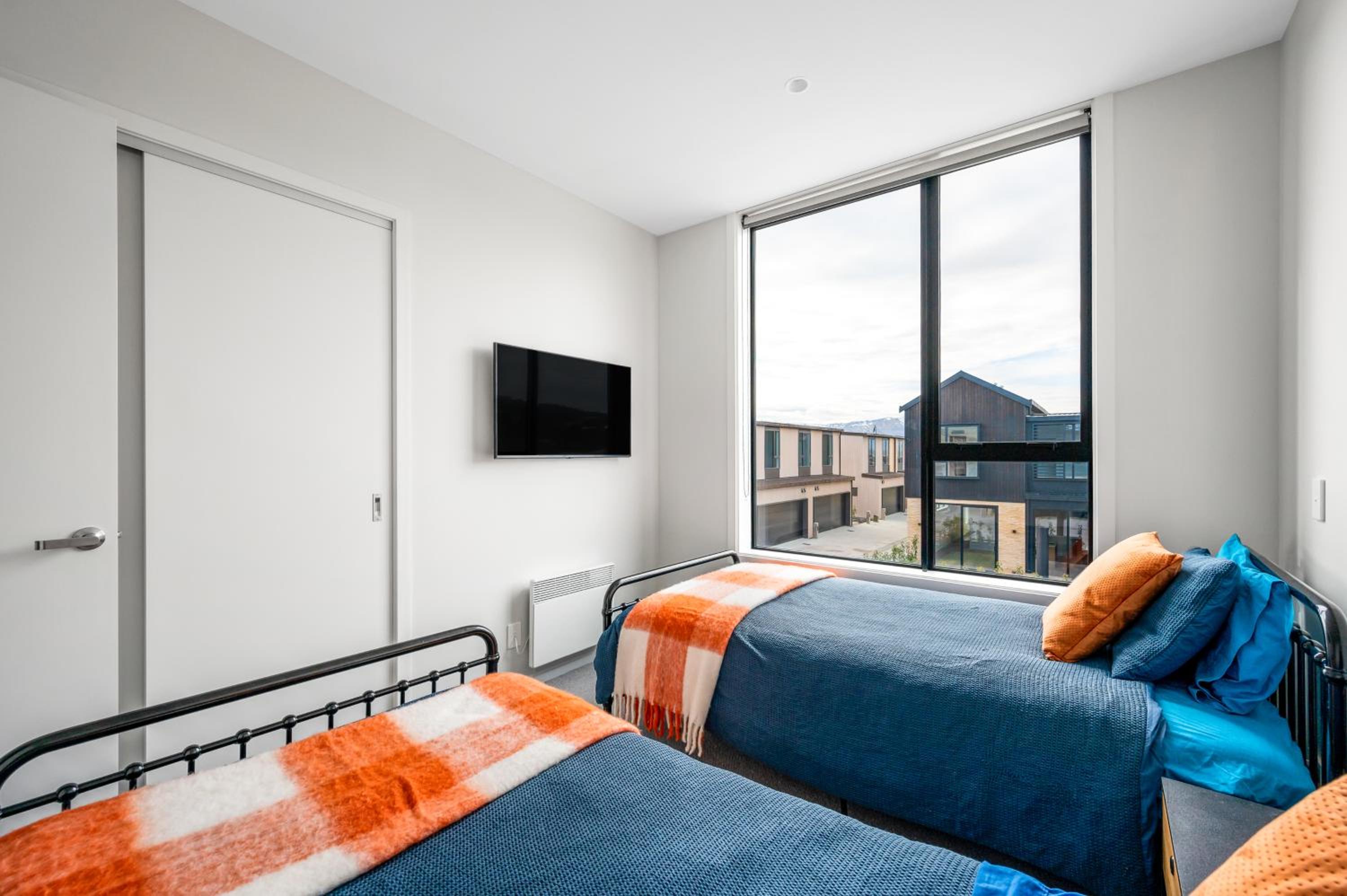 Wanaka Modern Townhouse with Outdoor Fireplace Sleeps 8 view 4