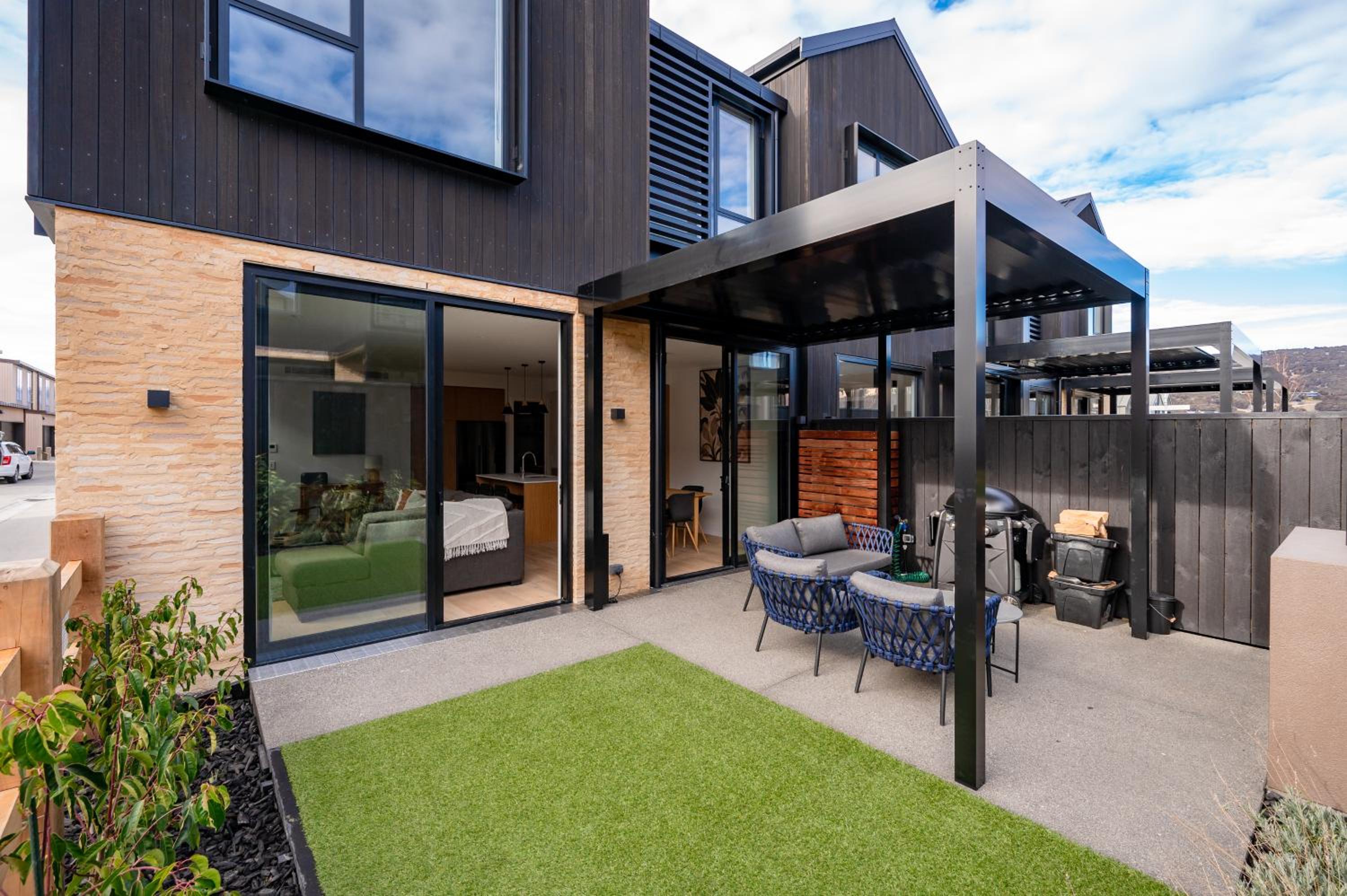 Wanaka Modern Townhouse with Outdoor Fireplace Sleeps 8 view 3