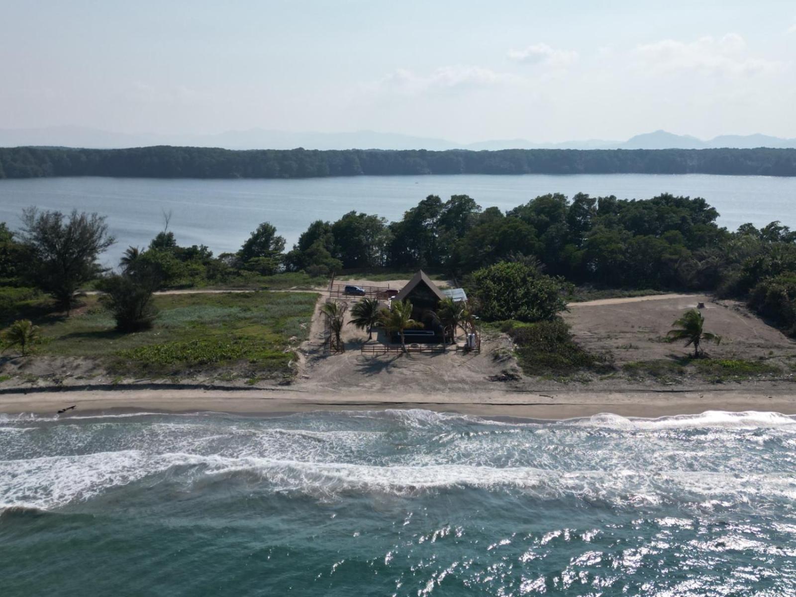 Ocean front and lagoon on the back Eco- house view 2