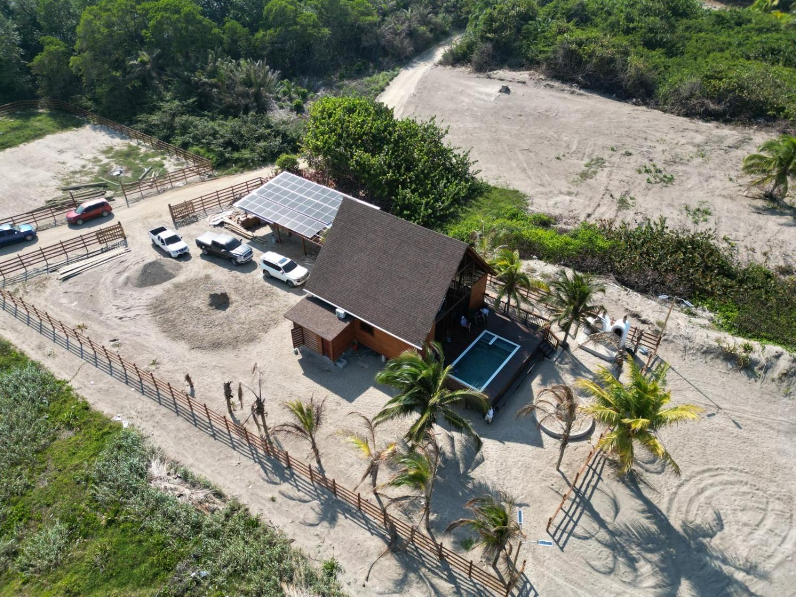 Ocean front and lagoon on the back Eco- house view 3
