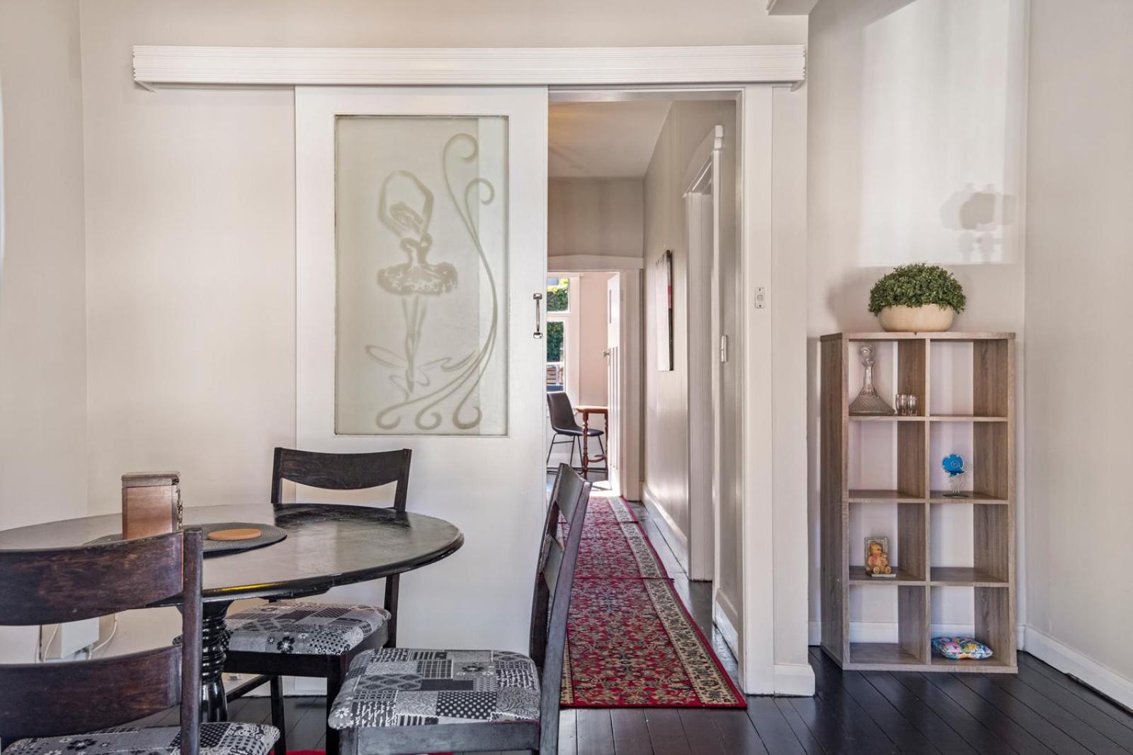 Lovely 2 bedroom apartment - easy walk to the CBD